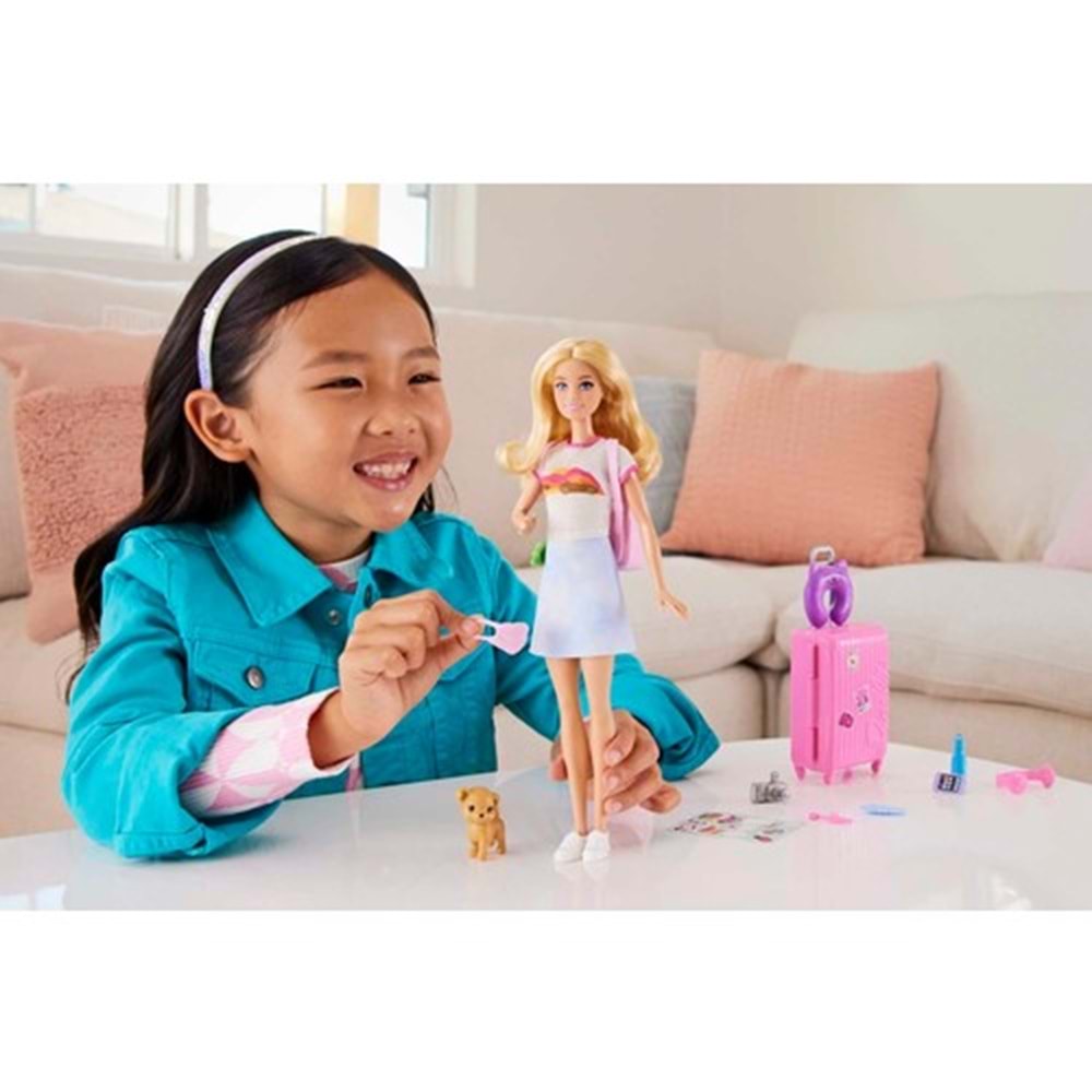 Barbie Seyahatte Bebeği ve Aksesuarları HJY18